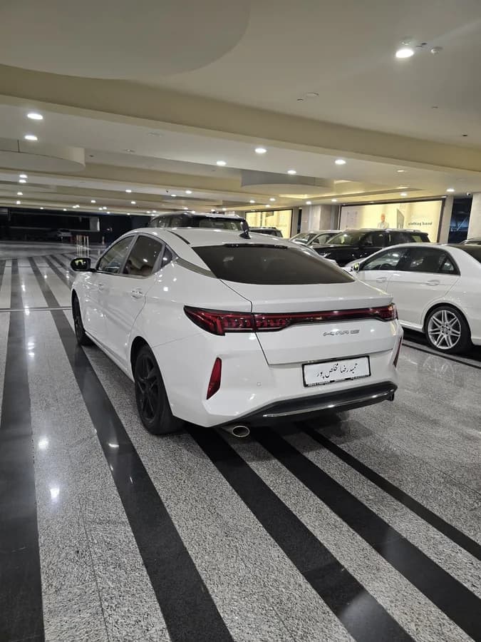 کی ام سی J7 — عکس ۴ از ۶