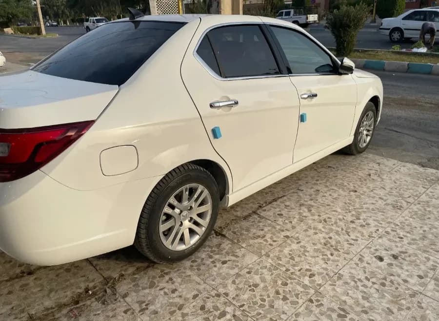 ایران خودرو دنا — عکس ۲ از ۳