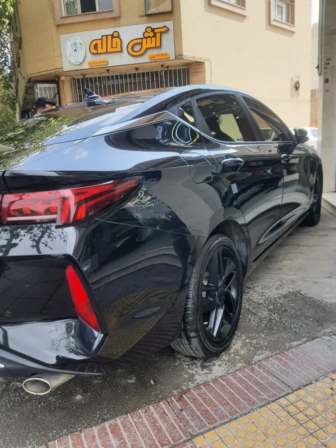 کی ام سی J7 — عکس ۳ از ۴
