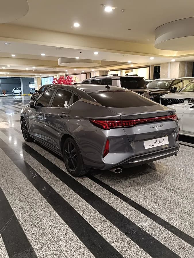 کی ام سی J7 — عکس ۴ از ۶