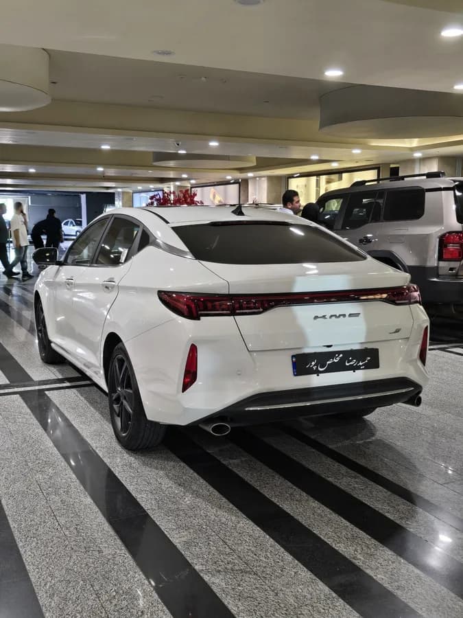 کی ام سی J7 — عکس ۴ از ۶