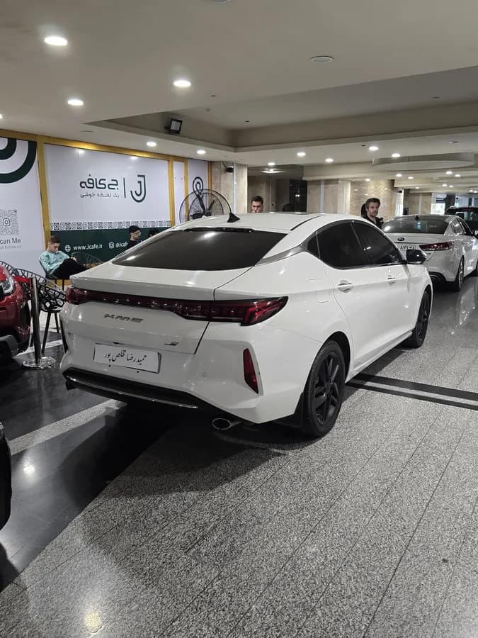 کی ام سی J7 — عکس ۳ از ۵