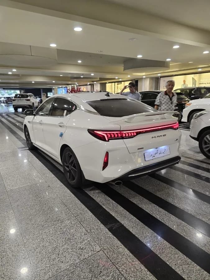 کی ام سی J7 — عکس ۵ از ۶