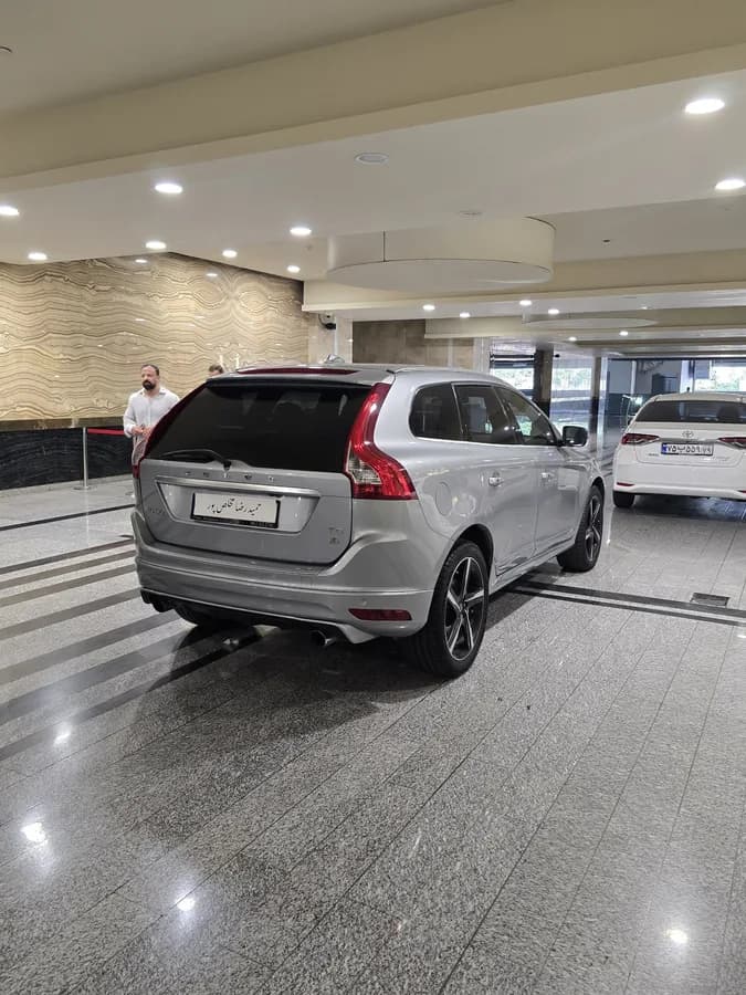 ولوو XC60 — عکس ۶ از ۶