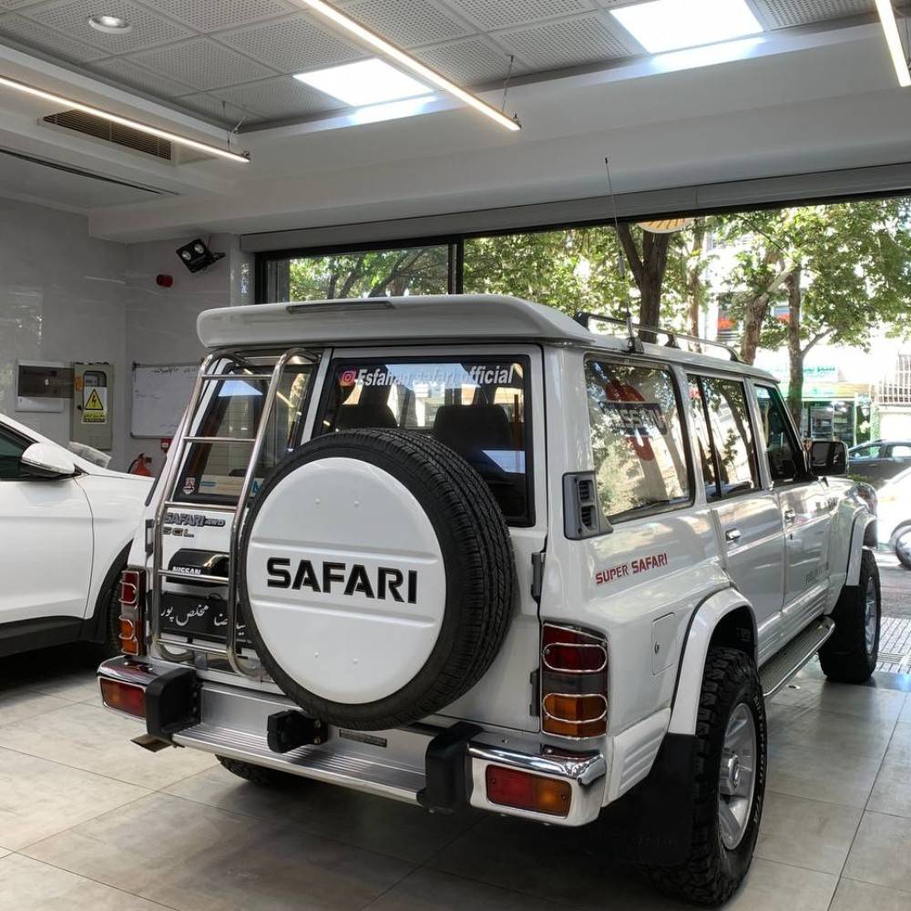 نیسان سافاری 1990