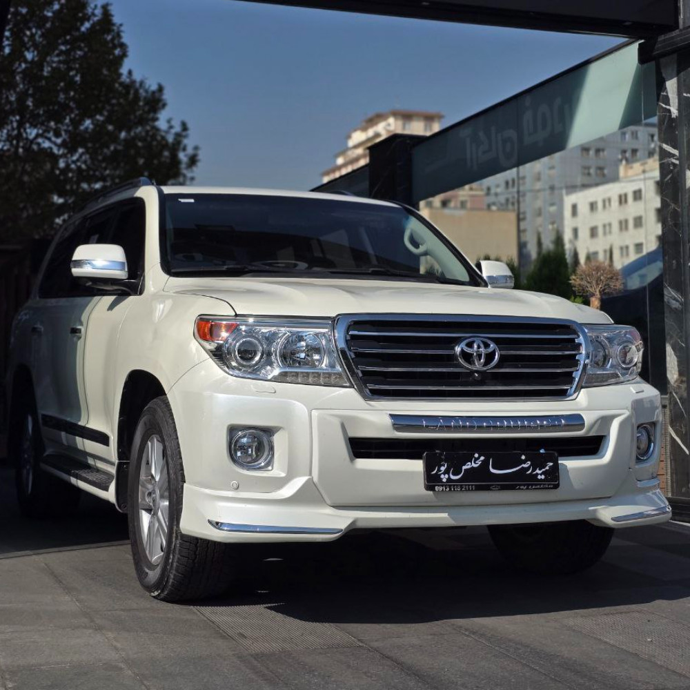 لندکروز سفید ۲۰۱۳