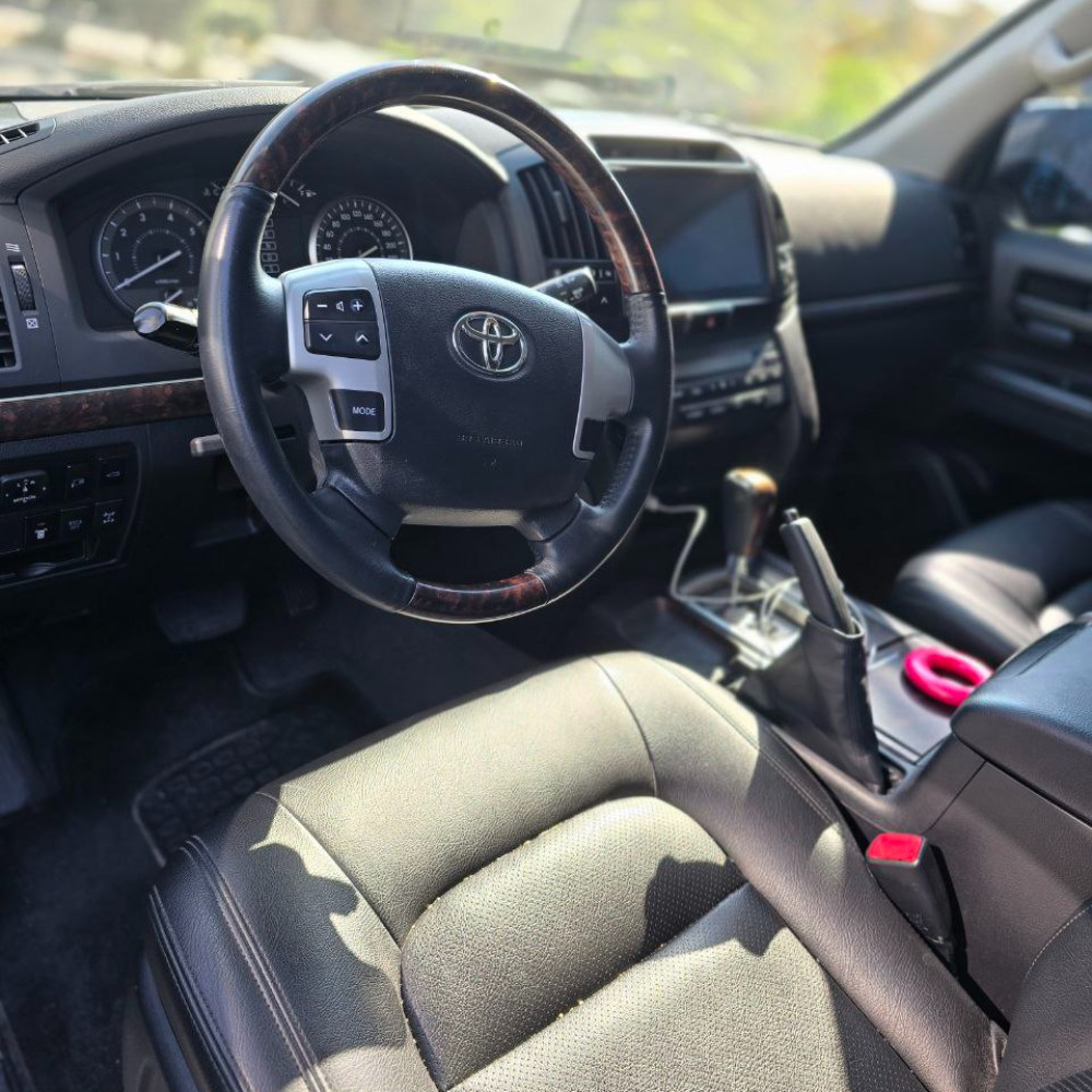 لندکروز سفید ۲۰۱۳