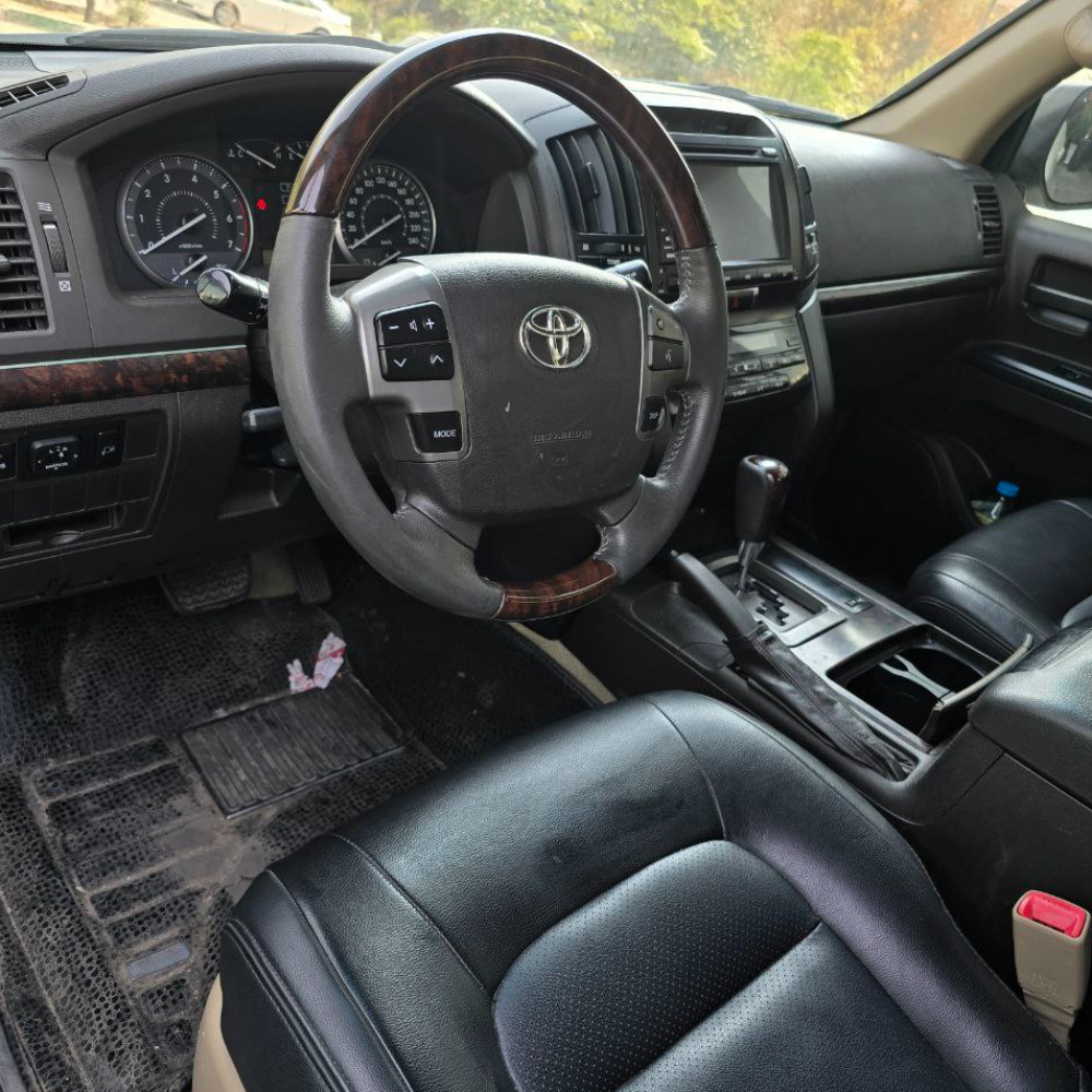 لندکروزر سفید ۲۰۱۱