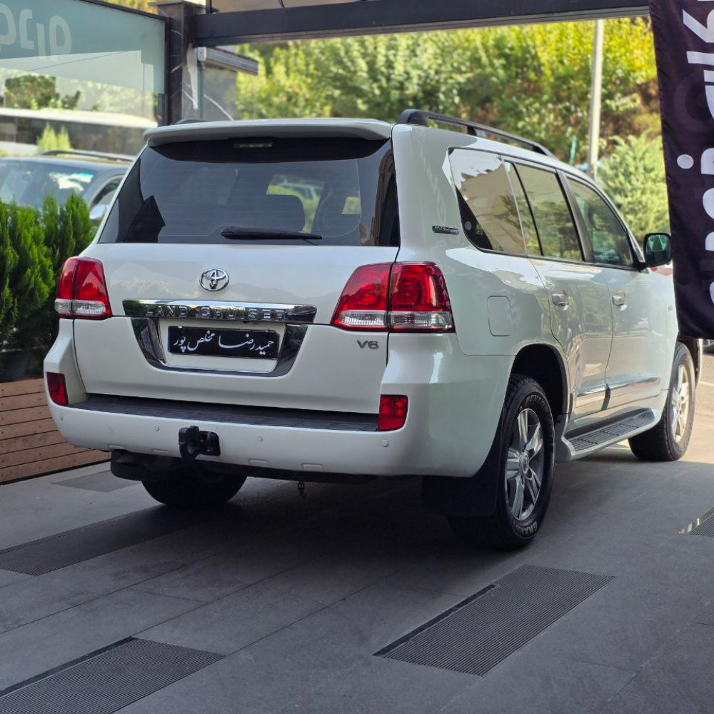 لندکروزر سفید ۲۰۱۱