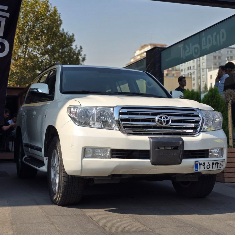 لندکروزر سفید ۲۰۱۱