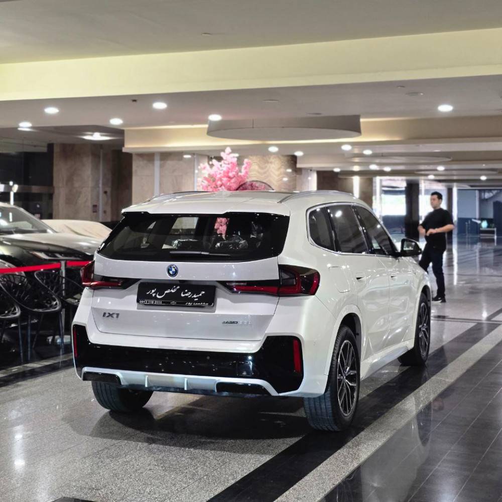 بی ام و ix1 مدل 2025