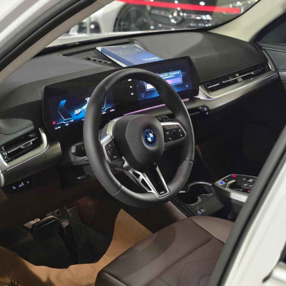 بی ام و ix1 مدل 2025