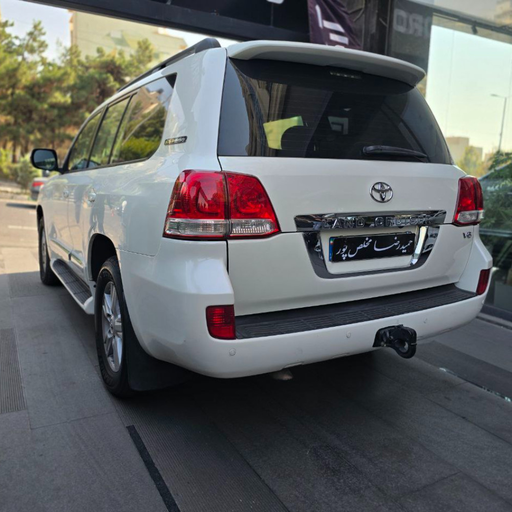 لندکروزر سفید ۲۰۱۱