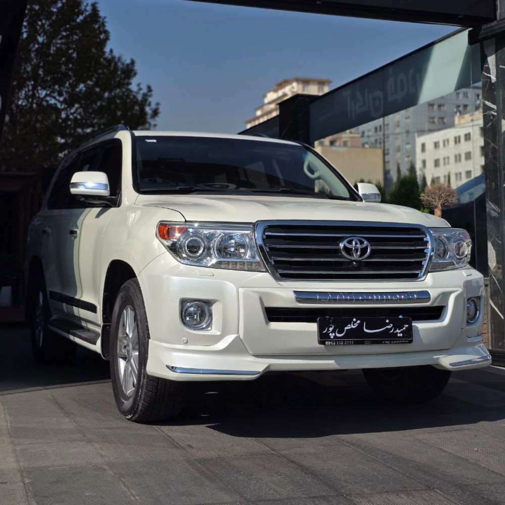 لندکروزر سفید ۲۰۱۳