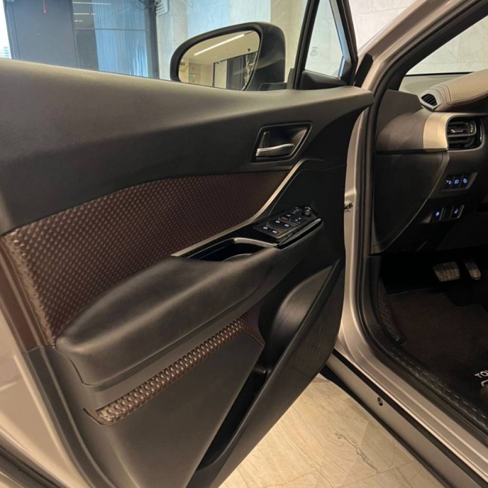 تویوتا مدل C-HR هیبرید سال 2017  کارکرده