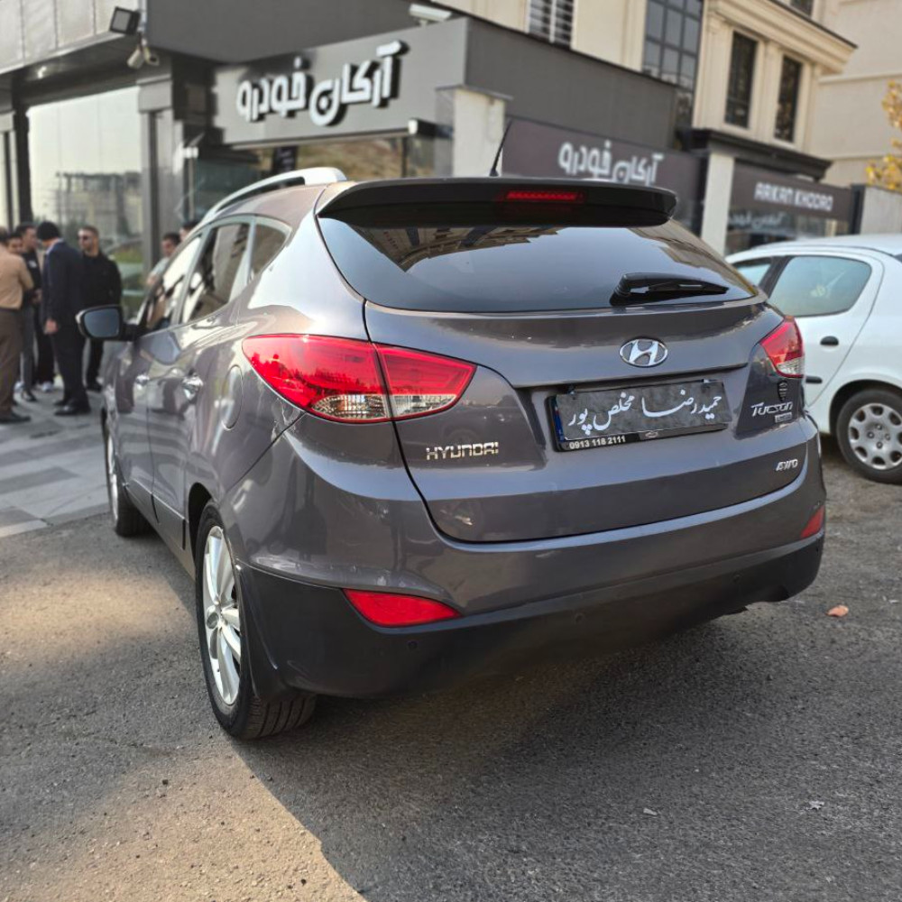 توسان مشکی مدل ۲۰۱۲