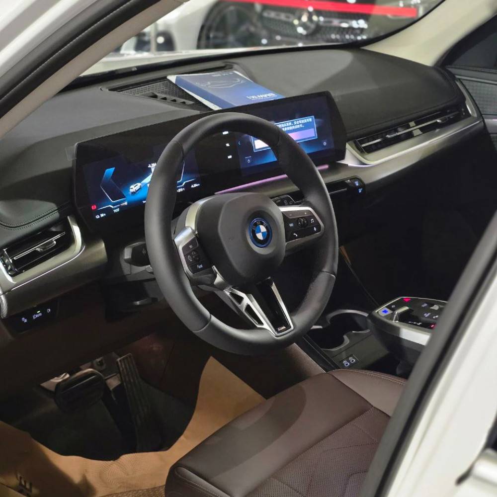 بی ام و ix1 مدل 2025