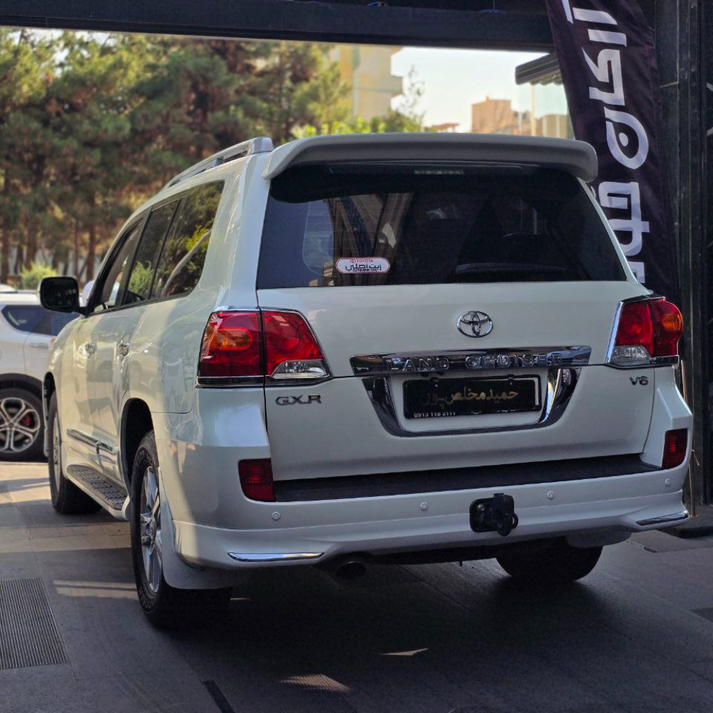 لندکروزر سفید ۲۰۱۳