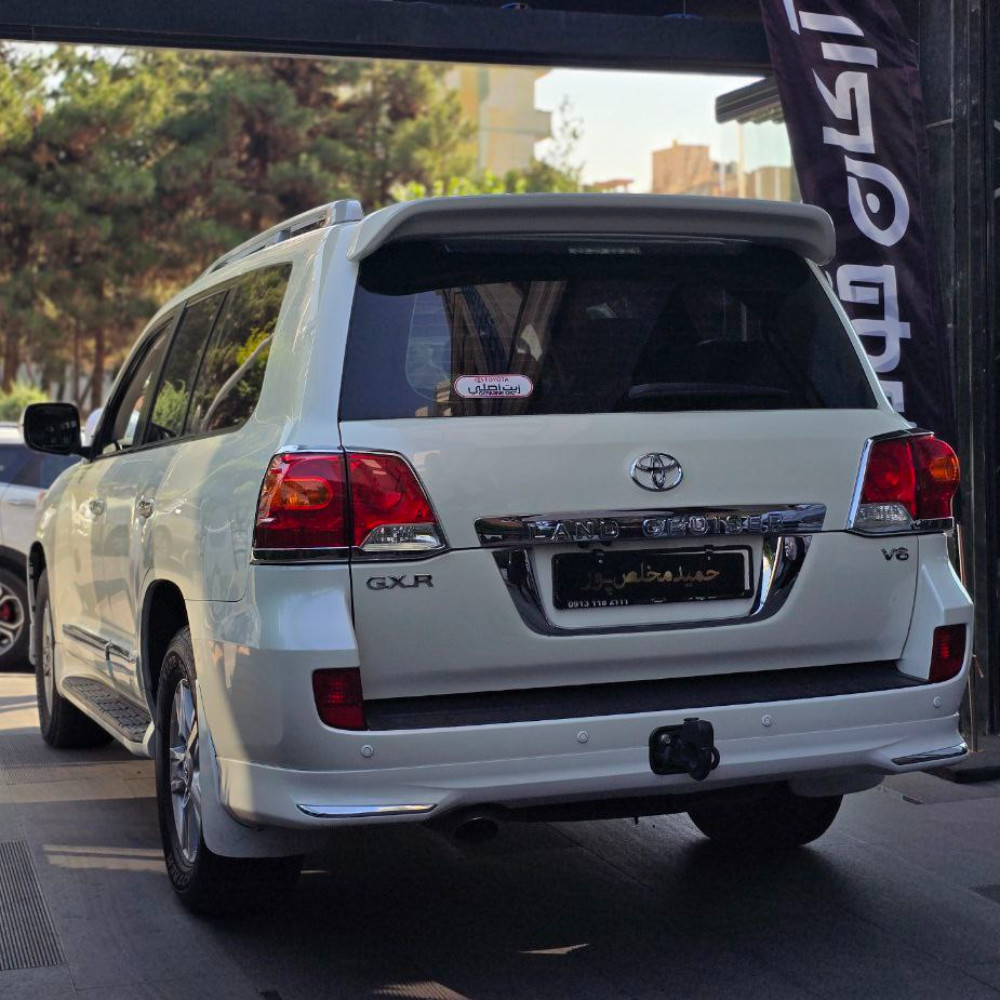 لندکروز سفید ۲۰۱۳