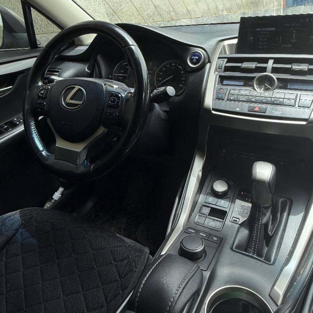 لکسوس مدل NX300  کارکرده