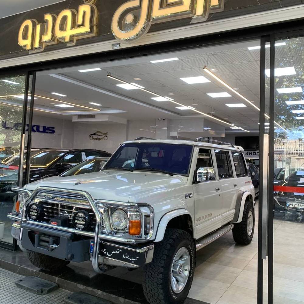 نیسان سافاری 1990