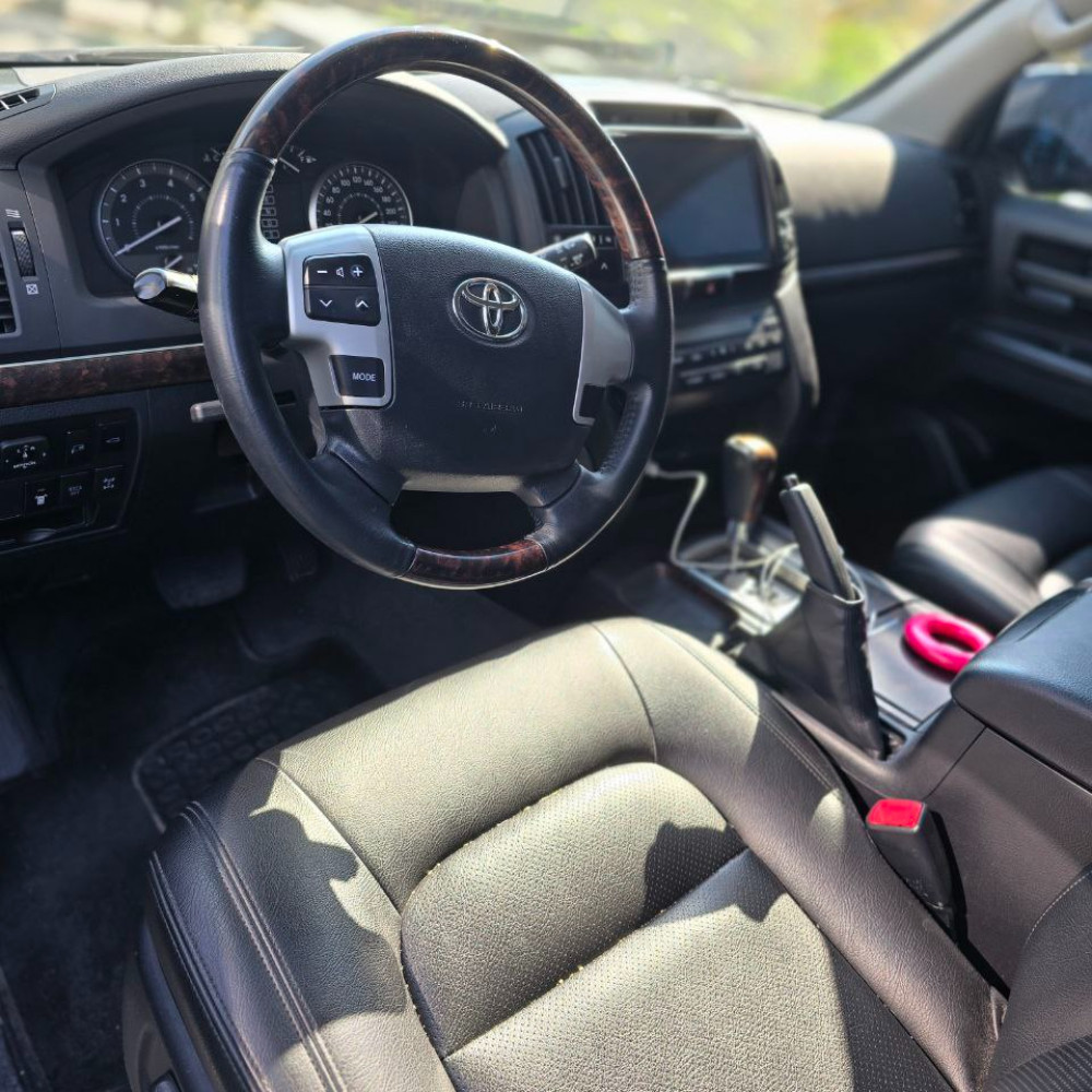 لندکروزر سفید ۲۰۱۳