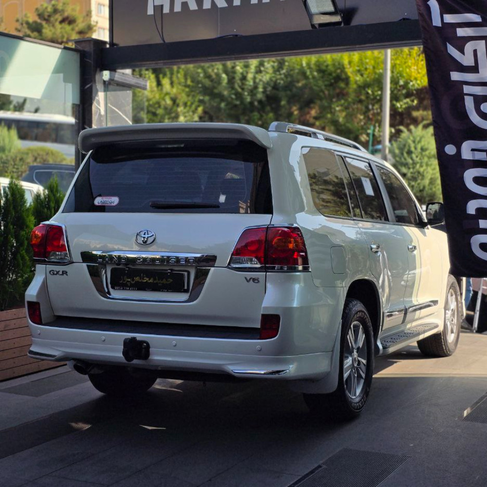 لندکروزر سفید ۲۰۱۳