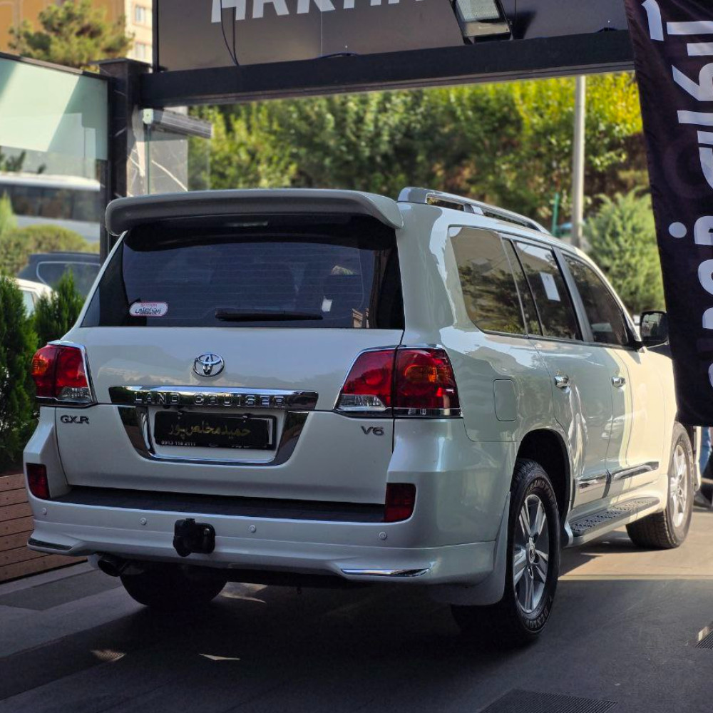 لندکروز سفید ۲۰۱۳