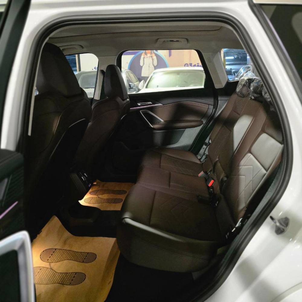 بی ام و ix1 مدل 2025