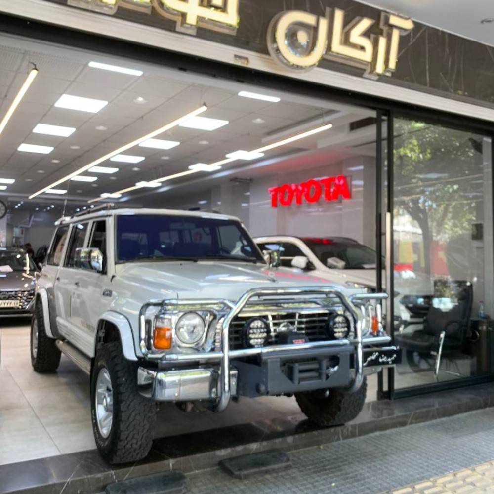 نیسان سافاری 1990