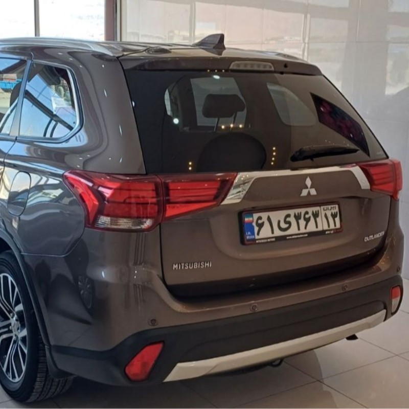 میتسوبیشی مدل اوتلندر دو دیفرانسیل تیپ 5 سال 2017  کارکرده