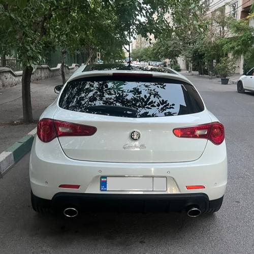آلفارمئو مدل آلفارومئو جولیتا سال 2015  کارکرده