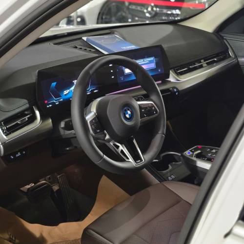 بی ام و ix1 مدل 2025